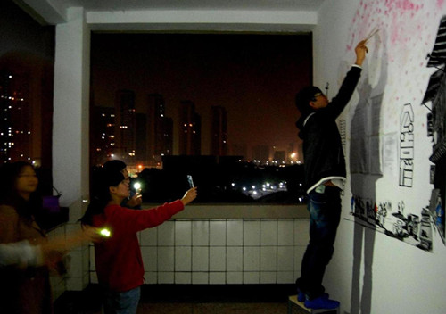 学生们在手绘布告栏