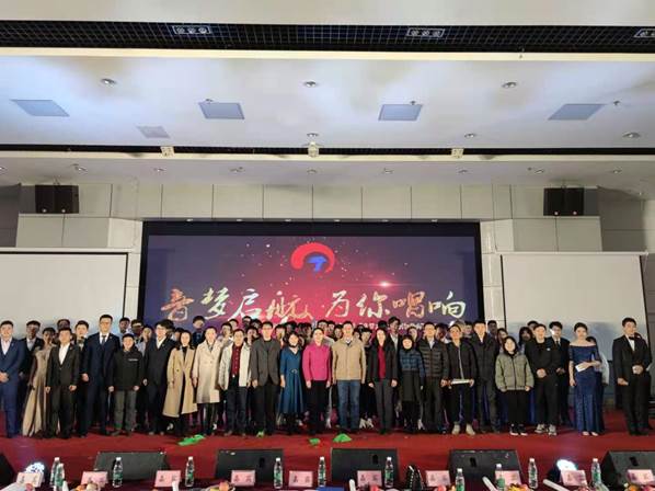 说明: C:\Users\Administrator\Desktop\测通学院成功举办2020级新生迎新晚会暨“音梦起航,为你唱响”主题音乐盛典\13嘉宾和全体演员合影.jpg