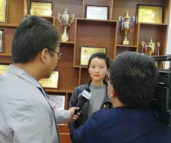 说明: C:\Users\Administrator\Desktop\测通学院纪念第七个烈士纪念日暨“英魂回家”主题党日活动\5学生党员吴静谊接受采访.jpg