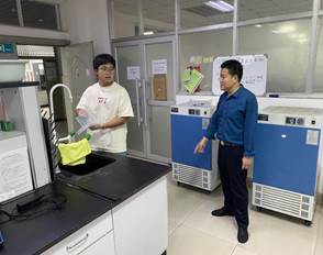 A5F4924C7C21E5DEFEE78066A2F94C47