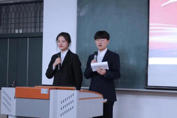 说明: 图片3 主持人