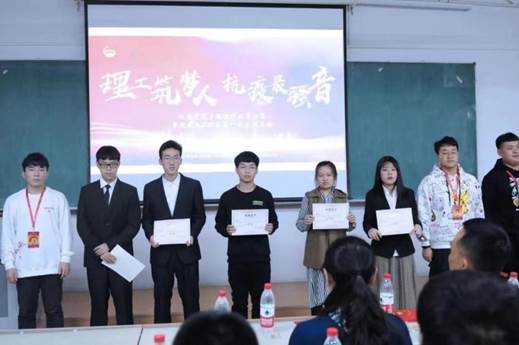 说明: 图片11 院团委书记处为三等奖获得者颁奖