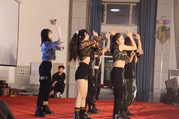 说明: C:\Users\Administrator\Desktop\测通学院成功举办2020级新生迎新晚会暨“音梦起航,为你唱响”主题音乐盛典\5开场舞.jpg